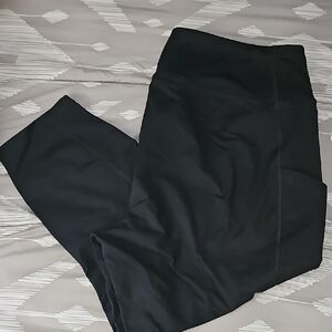 Torrid Active Black 3/4 Crop Gym Leggings With Side Pockets